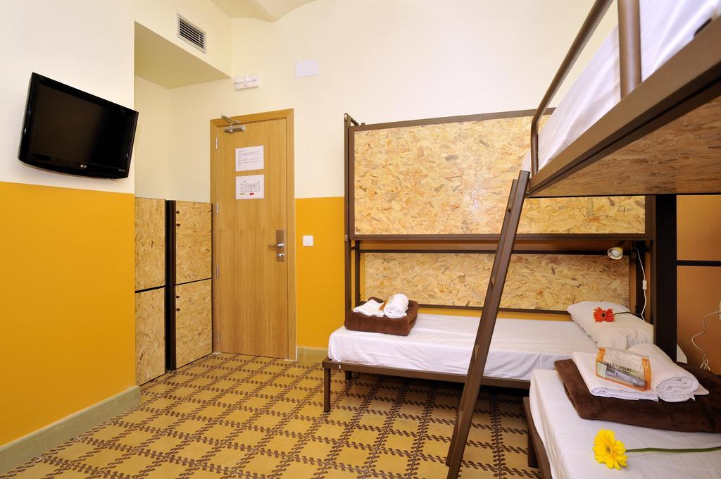 Hostel Equity Point Hostel Girona *